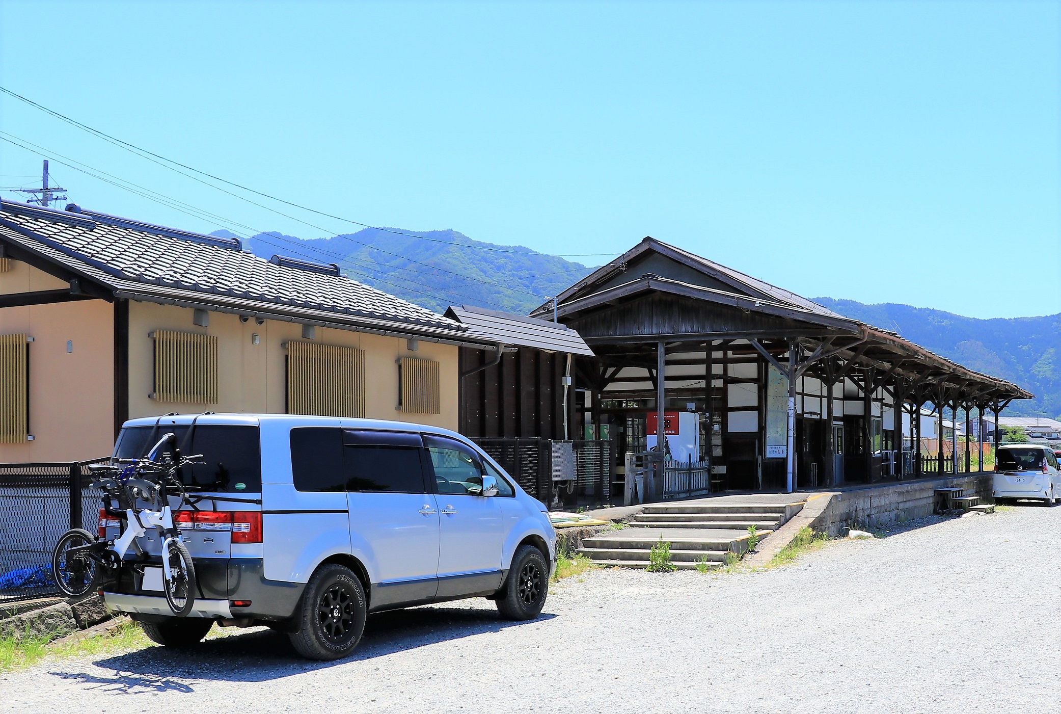 長野電鉄屋代線、松代駅の跡地。現在は駐車場になっている場所にデリカD:5を止めている。