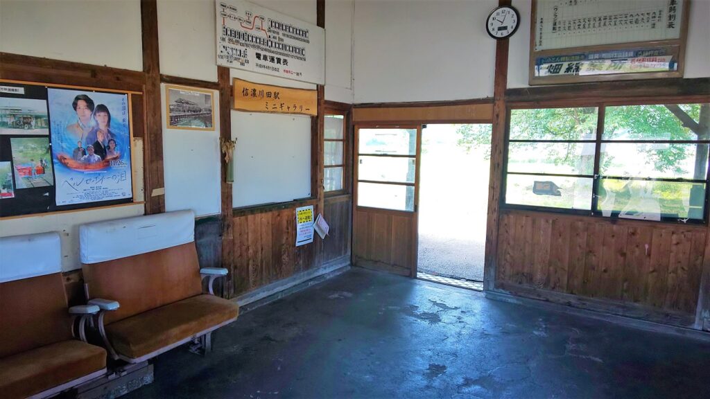 旧屋代線・信濃川田駅駅舎内の様子。古い木造駅舎の駅舎内。